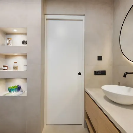 Luxe Penthouse With A Castle View 아파트