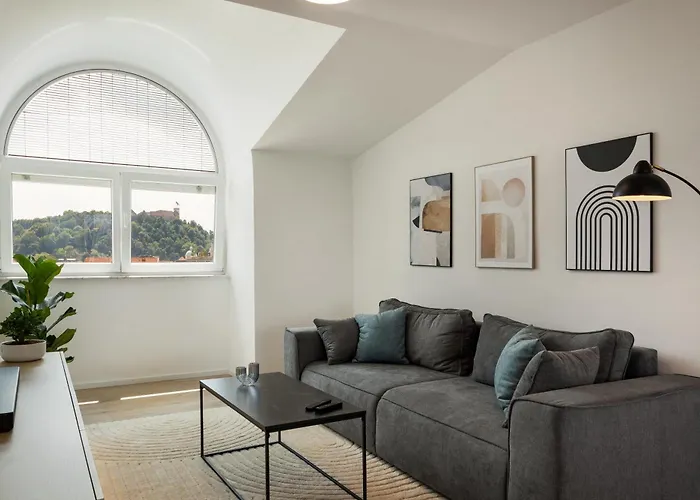 Luxe Penthouse With A Castle View *